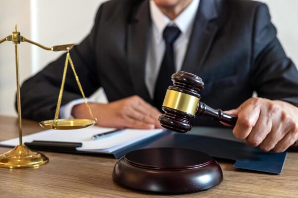 Juiz analisando o alvará para pagamento de precatório de um dos beneficiários