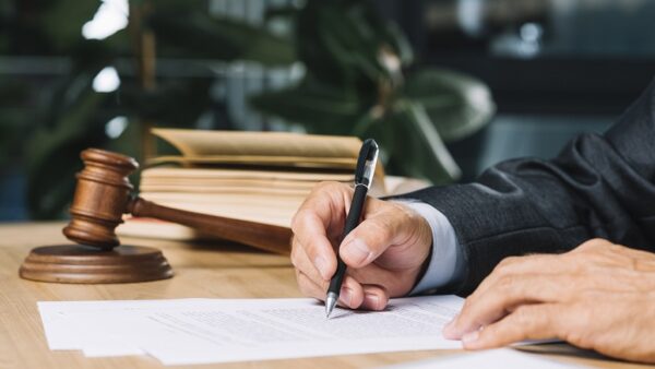 juiz analisando um precatório do inss