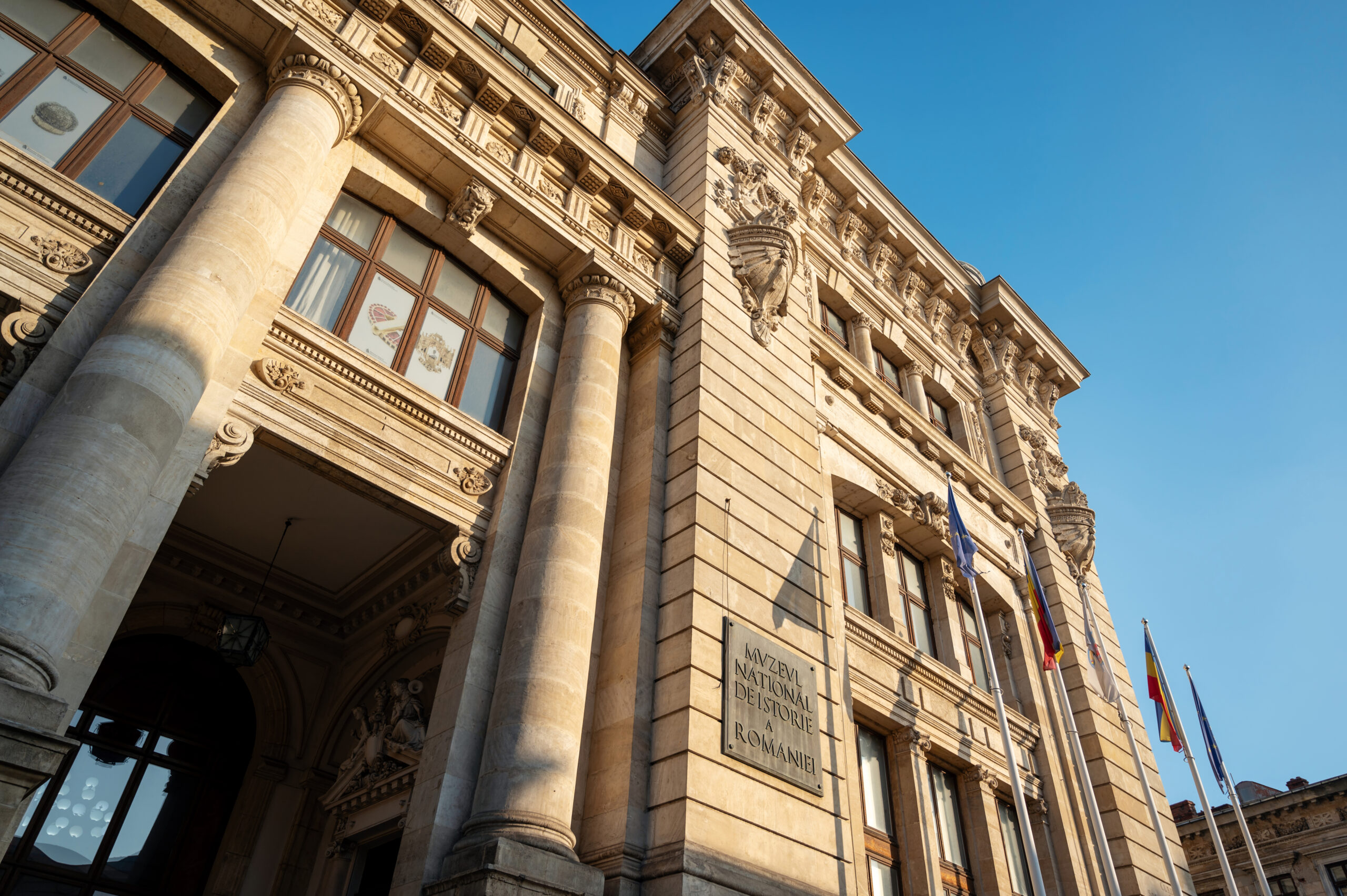 Fachada de tribunal de justiça representando o processo de precatório municipal