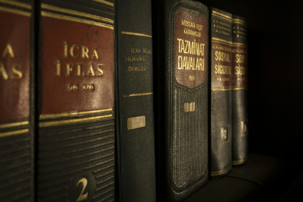 Ampulheta sobre documentos judiciais representando o prazo de recebimento de precatórios
