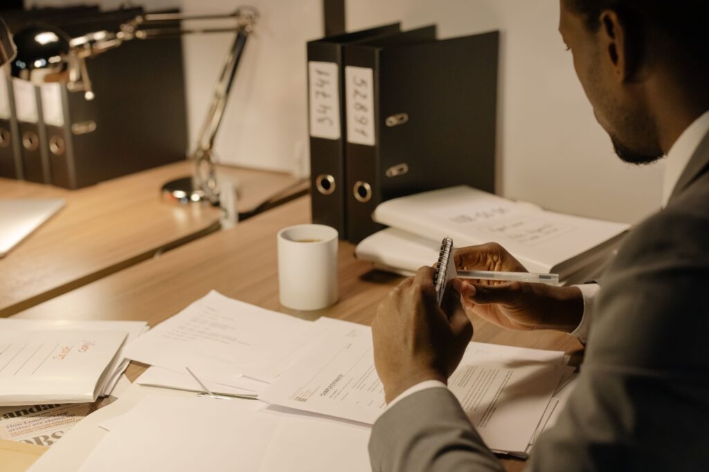 Pessoa consultando o calendário de pagamento do precatório da União em 2026