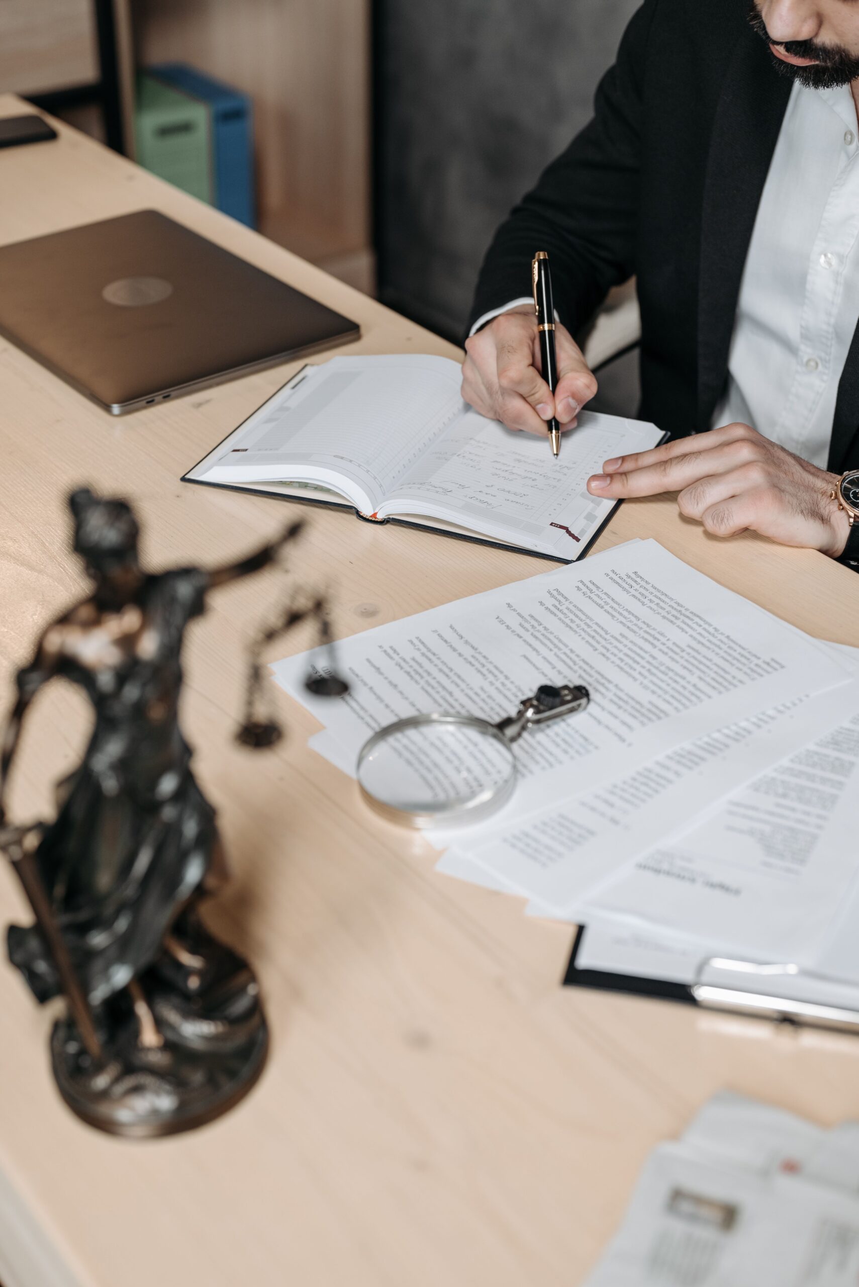 Pessoa analisando contrato com lupa antes de vender precatório com segurança