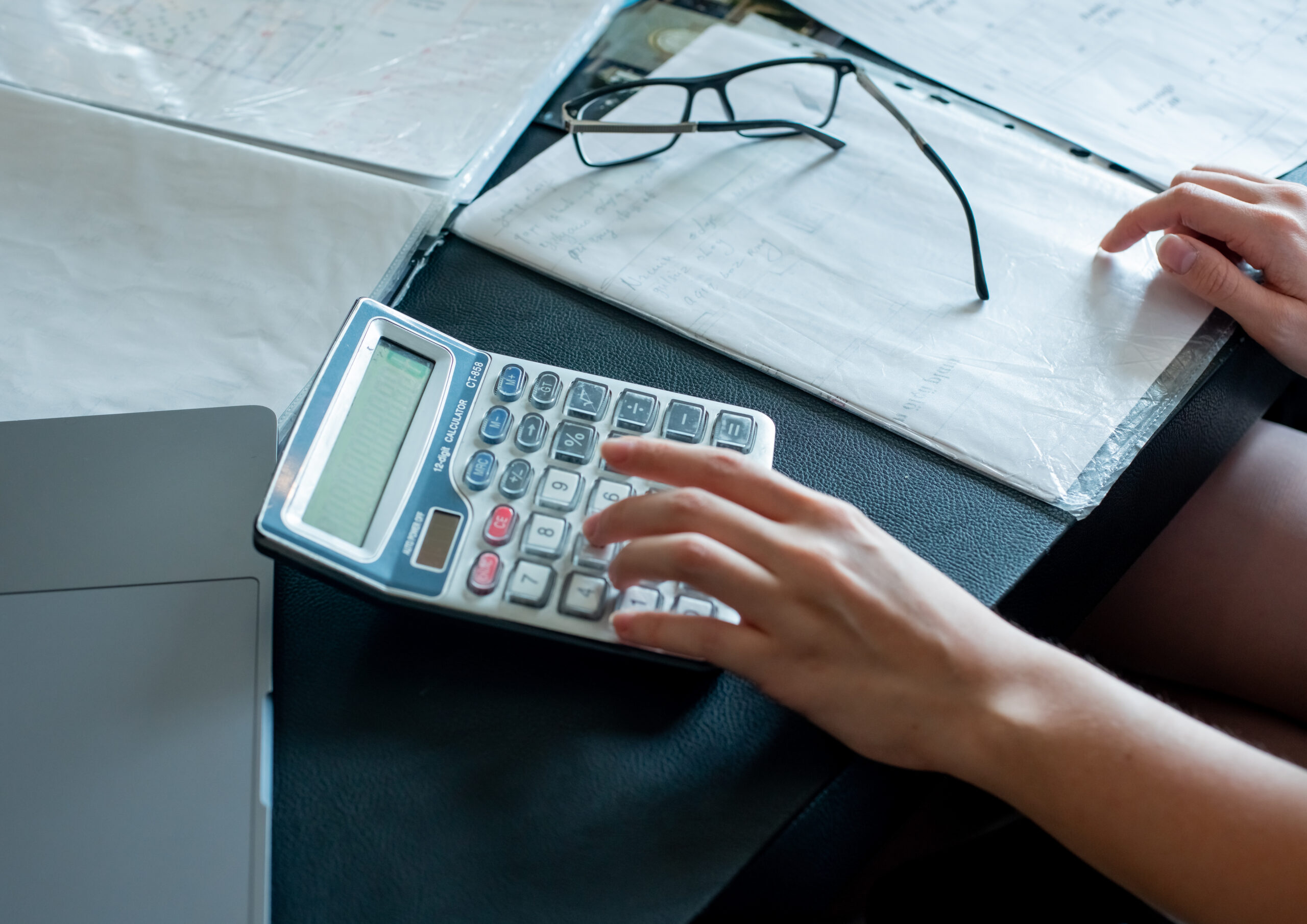 Trabalhador aposentado calcula com calculadora e documentos quanto vai receber ao antecipar o precatório trabalhista com deságio